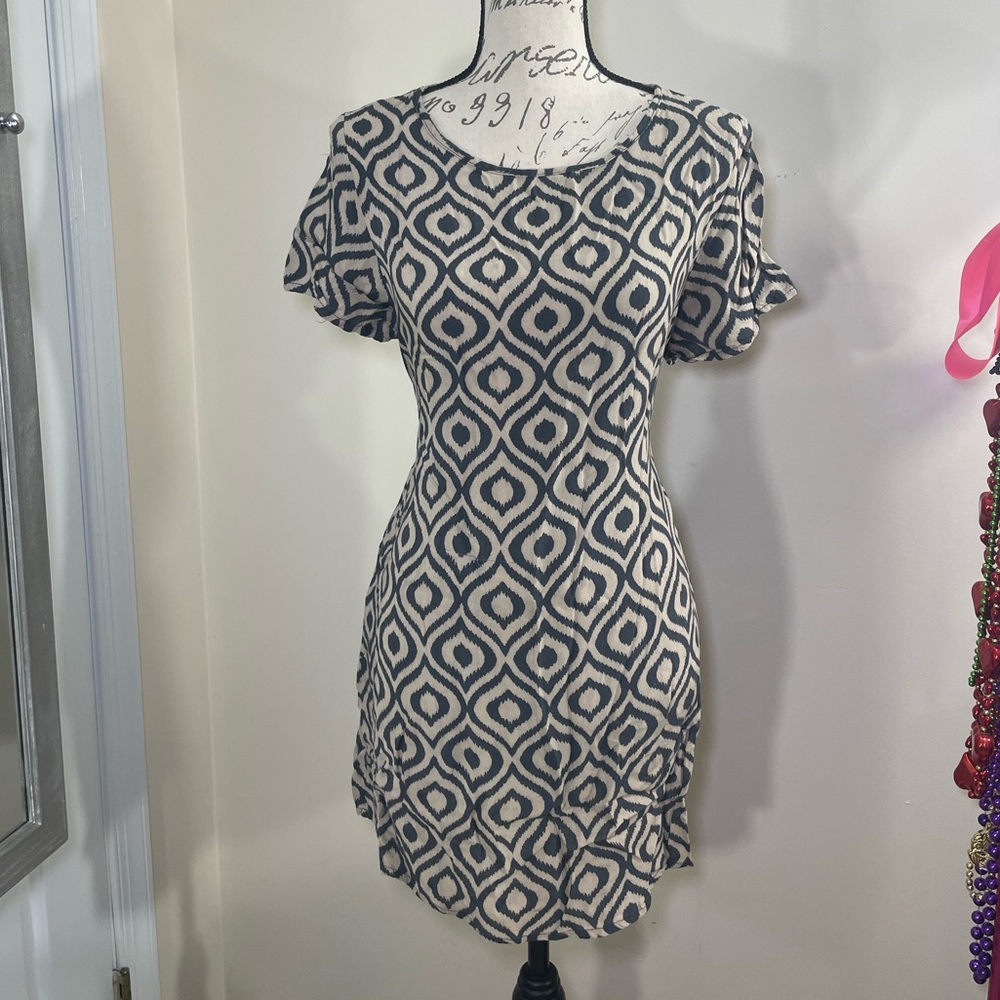 Beige printed short sleeve dress with a tie back